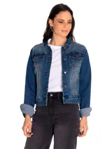 Chaqueta de denim azul con cierre frontal de botones metálicos, bolsillos con solapa en el pecho y bolsillos laterales. Cuenta con costuras en contraste y puños ajustables con botón.