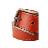 Cinturón de cuero marrón con hebilla metálica rectangular color peltre.