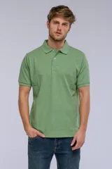Remera polo de piqué de manga corta, color celeste, con cuello camisero, cartera con botones y pequeño logo bordado en el pecho.