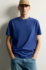Camiseta básica de corte regular fit, con cuello redondo y mangas cortas de color blanco.