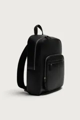 Mochila de diseño minimalista en color negro con acabado grabado. Cuenta con compartimento principal con cierre, bolsillo frontal con cierre, asa de mano superior y correas de hombro ajustables y acolchadas. Incluye espacio interior para dispositivos electrónicos y bolsillo de seguridad trasero.