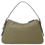 Bolso de hombro tipo baguette de la marca Guess, color verde oliva, con textura de cuero granulado. Presenta un cierre superior curvo y el logo de la marca en dorado en el frente. Incluye una correa de hombro delgada en color negro y un pequeño candado decorativo dorado colgando de uno de los herrajes.