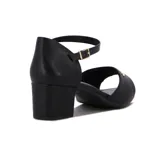 Sandalia de taco medio Comfortflex color negro, con tira ancha frontal perforada, cierre de pulsera con hebilla metálica y detalle de aplicación dorada.