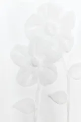 Camiseta blanca de algodón con cuello redondo y manga corta, destacada por aplicación de flores tridimensionales a tono en el frente.