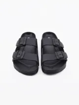 Sandalia tipo 'slide' de una sola tira ancha, color verde menta, con hebilla ajustable de dos pines.