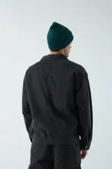 Campera negra de canvas de algodón grueso con bolsillos con cierre y botones a presión.