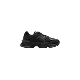 Championes urbanos New Balance modelo 9060, de diseño chunky en color negro, con combinación de malla y detalles en cuero sintético, entresuela esculpida y el característico logo "N" en el lateral.