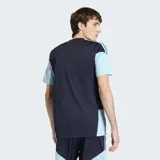 Remera de entrenamiento Adidas Tiro Pro de la Selección Argentina, color azul marino con textura de rombos en el cuerpo. Presenta detalles en celeste claro en los hombros y mangas. Lleva el escudo de la AFA con tres estrellas y el logo de Adidas en blanco.