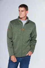 Campera deportiva de tejido tipo polar con cuello alto, cierre frontal completo, bolsillos laterales y bolsillo en el pecho con cierre. Presenta detalles en cuero y logo bordado en el pecho.