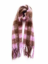 Bufanda de tejido suave con diseño a cuadros en tonos blanco, gris y negro, con flecos en los extremos.