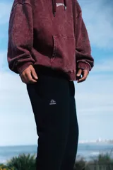 Pantalón de jogging color negro, de corte recto y ajuste cómodo, con logo de la marca bordado en la parte superior del muslo.