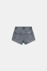 Shorts de denim TRF de tiro alto y diseño curvo, con cinco bolsillos, trabillas para cinturón y cierre frontal con cremallera y botón metálico.