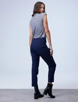 Pantalón verde militar de gabardina elastizada, marca Ruby Rd, corte recto, largo al tobillo y pretina ancha elastizada. Delantera con bolsillos simulados y trasera con bolsillos aplicados.