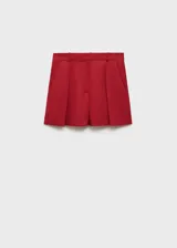 Short de tiro alto color rojo, de diseño recto y estilo sastrero, con trabillas, cierre delantero y bolsillos laterales.