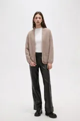 Saco de punto abierto, color rojo, con mangas largas holgadas y diseño de corte amplio.