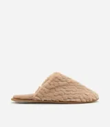 Pantufla cerrada de mujer con textura de peluche suave en color negro, diseñada para brindar comodidad en el hogar.