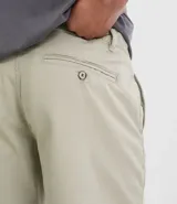 Bermuda de sarga color blanco, de corte recto y diseño básico con bolsillos laterales y traseros.