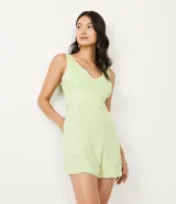 Enterito corto color verde claro, con escote en V, tirantes anchos y detalle de ondas en el frente.