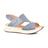 Sandalias casuales Marco Donatti Sara color celeste, con plataforma blanca y suela marrón.