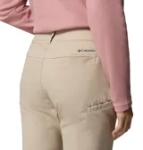 Pantalón de senderismo color beige, con tecnología Omni-Shield y Omni-Shade. Presenta rodillas articuladas, bolsillos funcionales y puños ajustables con broches a presión.