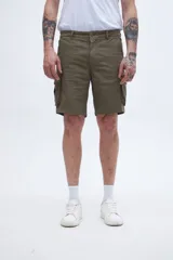 Bermuda cargo color verde militar con bolsillos laterales y bolsillos cargo con solapa y botones.