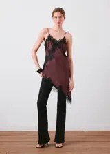 Pantalón vaquero de corte flare y tiro alto, con diseño largo de cinco bolsillos y cierre frontal de cremallera y botón.