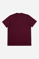 Remera de algodón con trama visible, color bordó, de corte regular y estructura firme. Presenta estampa frontal en relieve con texto.