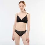 Tanga de encaje color negro con cintura elástica.