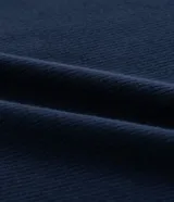 Top de punto acanalado color azul marino, corte ajustado, sin mangas y con cuello en V ribeteado en blanco.