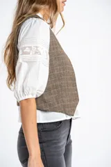 Chaleco marrón con estampado de cuadros, escote en V y cierre frontal con botones.