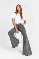 Jean Oxford de tiro medio color gris, con diseño de costuras decorativas frontales y corte acampanado.