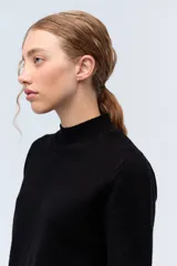 Sweater negro de lana con cuello alto.