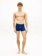 Pack de tres calzoncillos tipo bóxer de microfibra elástica en tonos azul, celeste y azul marino, con cintura elástica con la inscripción de la marca Tommy Hilfiger.