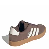 Championes Adidas VL Court 3.0 para mujer, color marrón con las tres tiras características en blanco y suela de goma tipo chunky.