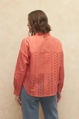Camisa color salmón de manga larga con detalles de broderie en mangas y espalda.