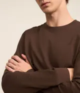 Remera masculina de manga larga en color marrón, con textura waffle y cuello redondo.
