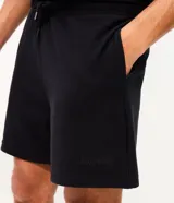 Bermuda masculina de moletón, con cintura elástica y cordón ajustable, bolsillos laterales funcionales y diseño liso con bordado sutil.