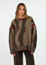Sweater de tejido de punto con diseño abstracto de rayas irregulares en tonos azul y marrón. Presenta cuello redondo, mangas largas con caída de hombro y puños y ruedo acanalados.