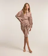 Camisa de tricolina Marfinno a rayas en color bordó y blanco, con cuello con solapa, cierre frontal de botones y mangas largas holgadas.