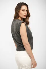 Chaleco de tejido de punto color gris oscuro, con cuello en V y sin mangas.