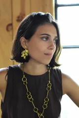 Caravanas colgantes de diseño botánico con forma de hojas superpuestas en tono dorado.