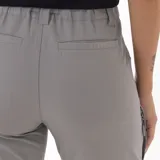 Pantalón técnico Merrell 4 Way Spandex de color gris, desmontable y convertible en short. Cuenta con bolsillos laterales con cierre, trabillas para cinturón y ajuste en la botamanga.