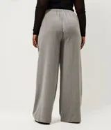 Pantalón de sastre con estampado de cuadros, corte wide leg de cintura alta y caída recta. Cuenta con cierre frontal de botón y cremallera.
