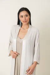 Túnica larga color borgoña de crepe con vivo de satén al tono.