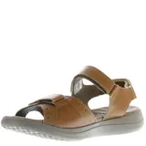 Sandalias de cuero color marrón con ajuste de velcro en el empeine y el talón. Presentan una suela de goma ergonómica en tono gris y logo de la marca grabado en la tira superior.
