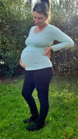 Remera de lactancia celeste con escote redondo y mangas largas.