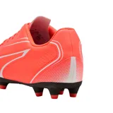 Championes de fútbol Puma Vitoria FG, color negro con detalles en blanco. Diseño con cordones y suela con tapones para césped natural.