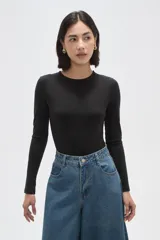 Body de manga larga confeccionado en poliamida, con diseño al cuerpo y cuello redondo a la base.