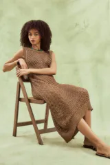Vestido largo color café claro, tejido al crochet con patrón calado.