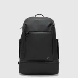 Mochila deportiva color negro, diseñada para tenis y pádel. Cuenta con compartimento térmico para raquetas, bolsillo inferior ventilado para calzado, compartimento para laptop de hasta 16 pulgadas y múltiples bolsillos organizadores. Posee espalda y correas acolchadas, bolsillos laterales expansibles y acabado impermeable.